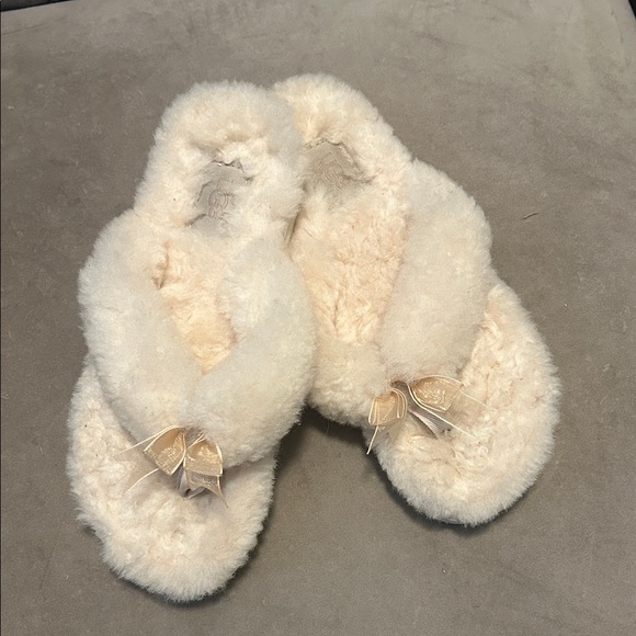 UGG Cream Fluffy Slippers with Ribbon - Picture 4 of 4